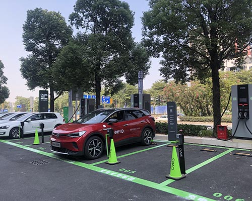 大眾全新電動(dòng)車型ID.4 CROZZ在開(kāi)邁斯超級(jí)充電站體驗(yàn)充電服務(wù)